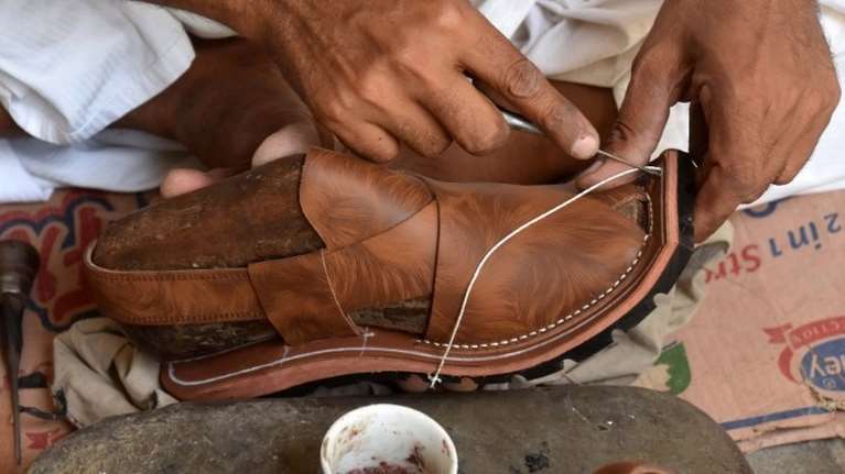 Παπούτσια νούμερο 75 (!) από τσαγκάρη στη Ρουμανία για να τηρούνται... οι αποστάσεις