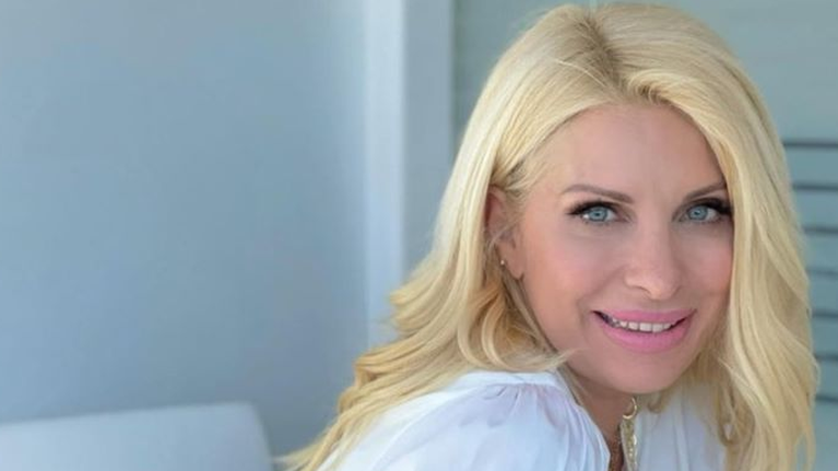 H Ελένη Μενεγάκη ποζάρει με μπικίνι στο χρώμα-τάση του καλοκαιριού - η διαχρονικά αγαπημένη της απόχρωση