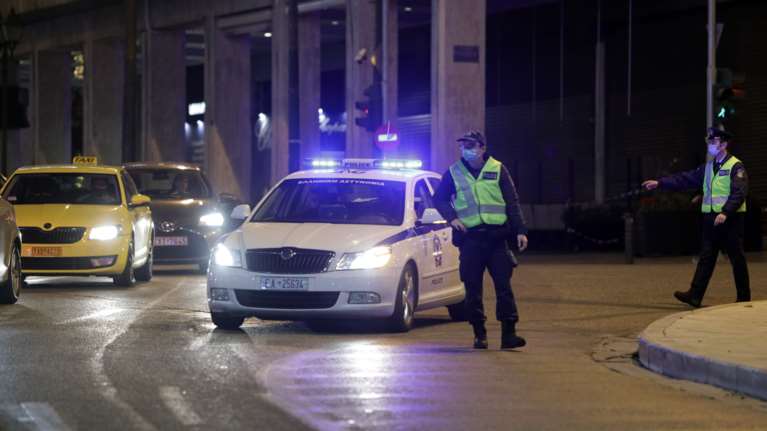 Επιχείρηση &quot;Αντι-ρεβεγιόν&quot;: Σε χρόνο ρεκόρ η πρώτη καταγγελία - Το πάρτι στο μπαλκόνι και το μίνι καζίνο στο Βόλο