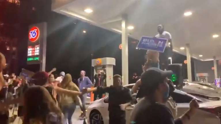 Viral βίντεο: Υπoστηρικτές του Μπάιντεν χορεύουν το &quot;All I Want For Christmas Is You&quot; - Ενθουσιάστηκε η Μαράια Κάρεϊ