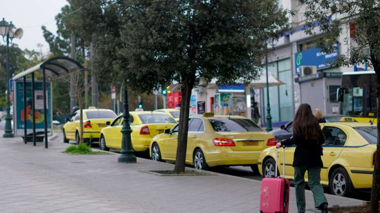 Το όργιο της φοροδιαφυγής: Ταξί δηλώνουν τζίρο 51 ευρώ την ημέρα και κομμωτήρια 56 ευρώ- Αποκαλυπτικά παραδείγματα