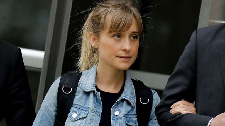 Σάλος με την Άλισον Μακ: Στρατολογούσε γυναίκες σε  οργάνωση-πυραμίδα με σεξουαλικές σκλάβες