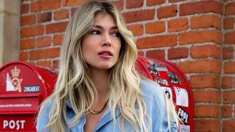 Δανείζεσαι και εσύ τα ρούχα του φίλου σου; Η Βάσια Κωσταρά δείχνει τον chic τρόπο για να φορέσεις τα πουκάμισά του