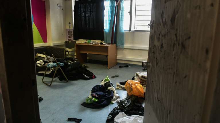 Πολυτεχνειούπολη Ζωγράφου: Η έφοδος της ΕΛ.ΑΣ έβγαλε ναρκωτικά, καδρόνια και αντιασφυξιογόνες μάσκες [εικόνες-βίντεο]