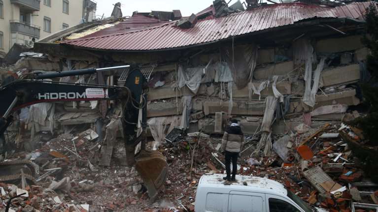 &quot;Παντού γύρω μου επικρατούσε ένα χάος&quot;: Η συγκλονιστική περιγραφή Τούρκου δημοσιογράφου για τον σεισμό
