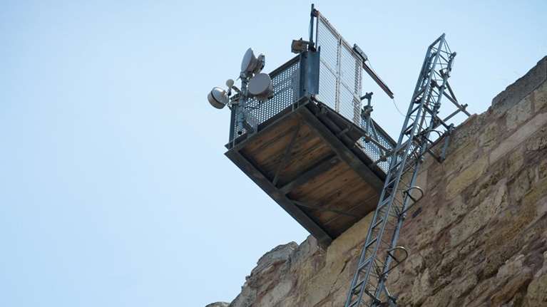 Βουλή: Σκληρή κόντρα για τον ανελκυστήρα στην Ακρόπολη - Μας απαγόρεψαν αυτοψία, λέει ο ΣΥΡΙΖΑ