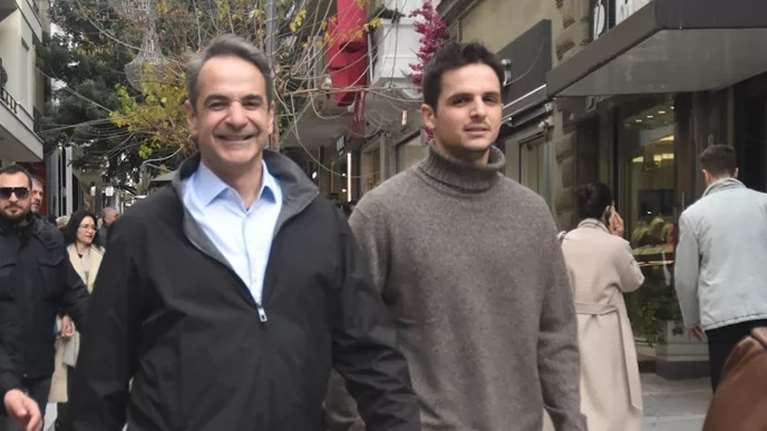 Κυριάκος Μητσοτάκης: Με τον γιο του, Κωνσταντίνο στο κέντρο της Αθήνας