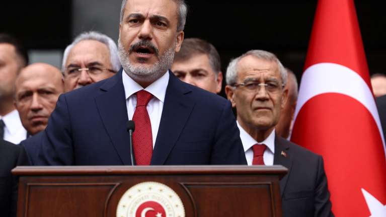 Tουρκία: Ο Φιντάν μιλάει για &quot;ολική καταστροφή&quot; στη Μέση Ανατολή λόγω των επιθέσεων του Ισραήλ