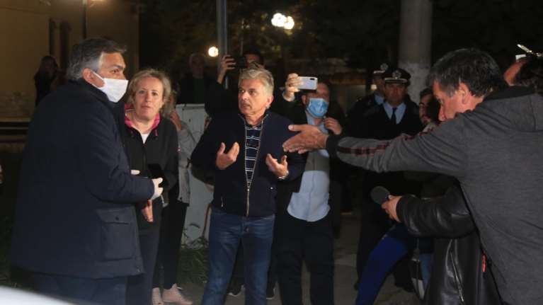 Λάρισα: Νέα ένταση στη Νέα Σμύρνη για τη συνέχιση της καραντίνας