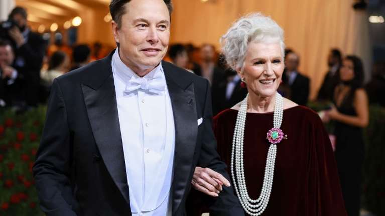 &quot;Ο γιος μου είναι ιδιοφυία, αφήστε τον ήσυχο&quot;: Η μητέρα του Έλον Μασκ δε θέλει να τα βάζουν με το γιο της