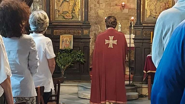 Λειτούργησε ξανά ο ιερέας που είχε κορίτσια για παπαδάκια -  Είχε τεθεί σε αργία [βίντεο]