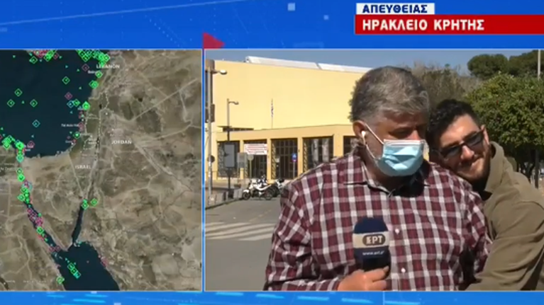 Viral: Περαστικός αγκάλιασε ρεπόρτερ της ΕΡΤ live - Η αντίδραση του δημοσιογράφου [βίντεο]