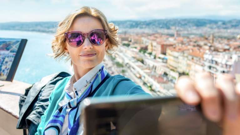 Πώς λέμε 'influencer' στα ελληνικά; Ο Μπαμπινιώτης δίνει την απάντηση