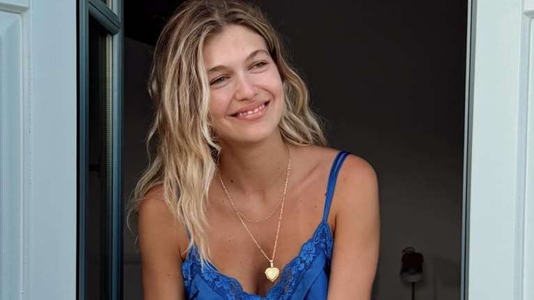 Η Κλέλια Ανδριολάτου χαλαρώνει στο μπαλκόνι με το μαγιό της και είναι ο ορισμός της καλοκαιρινής ραστώνης