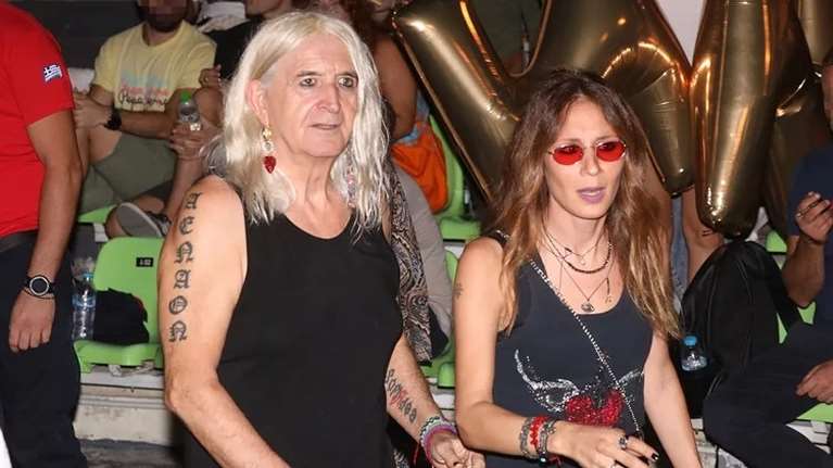 Νίκος Καρβέλας: Σπάνια φωτογραφία αγκαλιά με τη σύντροφό του, Έλενα Φερεντίνου