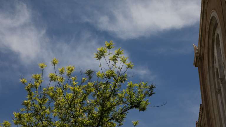 Αίθριος καιρός με λίγες νεφώσεις και τοπικές βροχές στα ορεινά