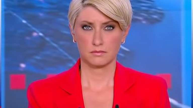 Σία Κοσιώνη: Δείτε τι κάνει στο καμαρίνι λίγο πριν βγει στον αέρα του δελτίου