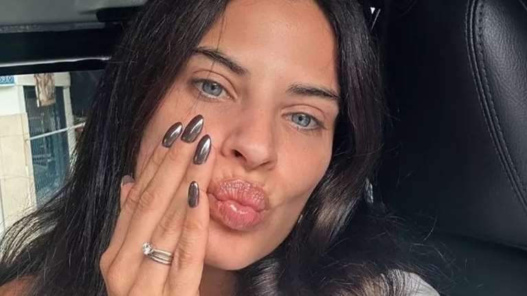 Η Χριστίνα Μπόμπα στο ολοκαίνουργιο μπάνιο της: Φωτογραφίζει τις κόρες της που βουρτσίζουν τα δόντια τους