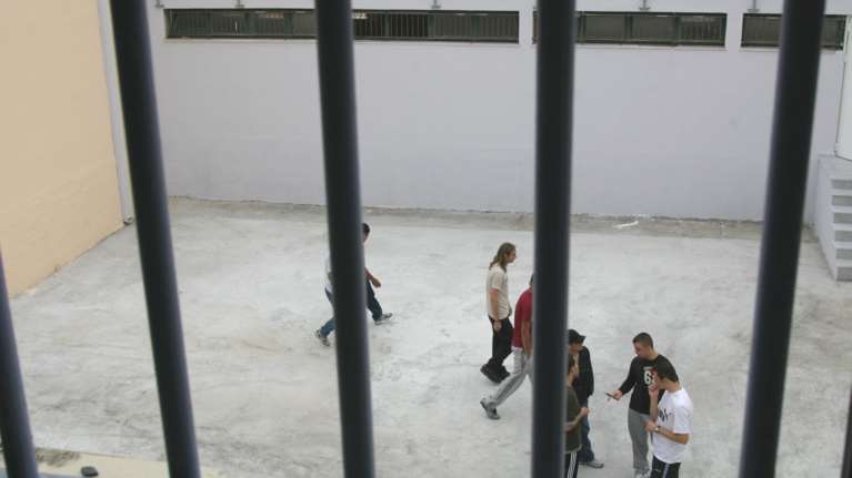 Τρομάζει η βία ανηλίκων: Η ΕΛΑΣ συλλαμβάνει 37 μαθητές την ημέρα - Το  Panic button και οι διαδικτυακοί &quot;ντετέκτιβ&quot; στα social