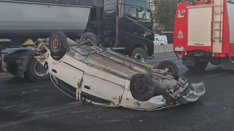 Τροχαίο στη Ποσειδώνος: Στο νοσοκομείο άνδρας μετά από ανατροπή του αυτοκινήτου του