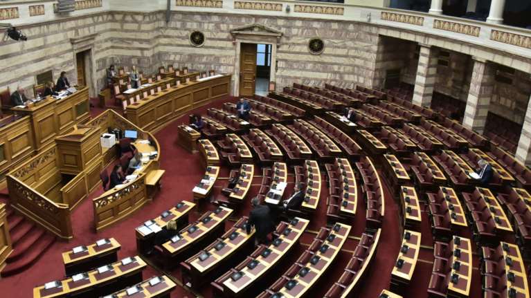 Ενός λεπτού σιγή για τον Μανώλη Γλέζο στην Ολομέλεια της Βουλής