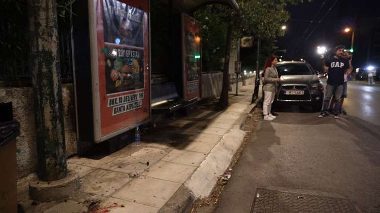 Τροχαίο στο Χαλάνδρι: Φρουρούμενος νοσηλεύεται ο οδηγός που παρέσυρε 3 πεζούς σε στάση λεωφορείου - Με τραύμα στο λαιμό