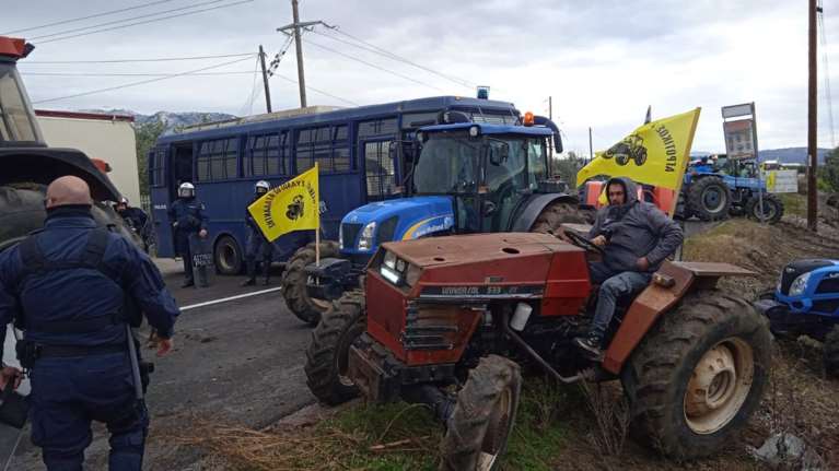 Δεν κάνουν πίσω οι αγρότες: Κλείνουν την εθνική Θεσσαλονίκης – Μουδανιών και ετοιμάζονται για νέες κινητοποιήσεις