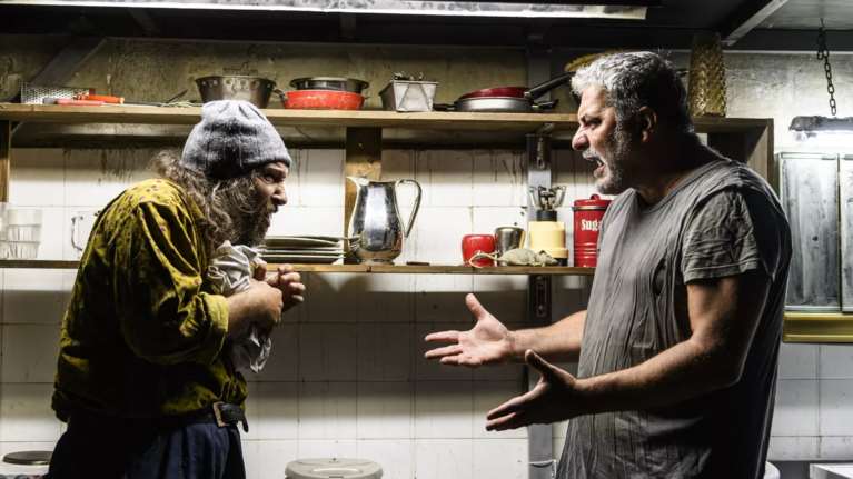 Παρακμή, σκληρός ρεαλισμός, λούμπεν στοιχεία: 10 ακυκλοφόρητες φωτογραφίες από το &quot;Άνθρωποι και Ποντίκια&quot; του Βασίλη Μπισμπίκη