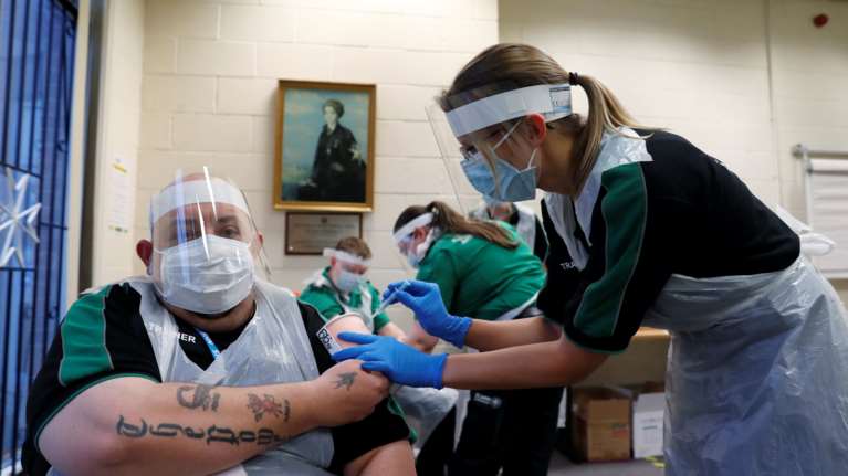 Nέα έρευνα για τον κορονοϊό: Γιατί οι εμβολιασμοί δεν θα σταματήσουν την εξέλιξή του