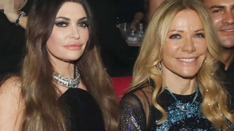 Η Μαριάννα Λάτση στην πρεμιέρα του Κωνσταντίνου Αργυρού &amp; της Δέσποινας Βανδή - Με mini φόρεμα πλάι στην Κίμπερλι Γκιλφόιλ