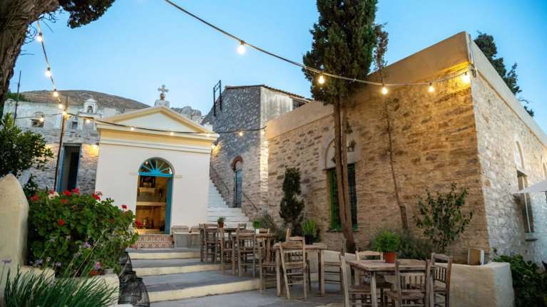 Στους κήπους της Μονής των Μοναχών Ουρσουλινών συναντάς μια άλλη γεύση της Τήνου