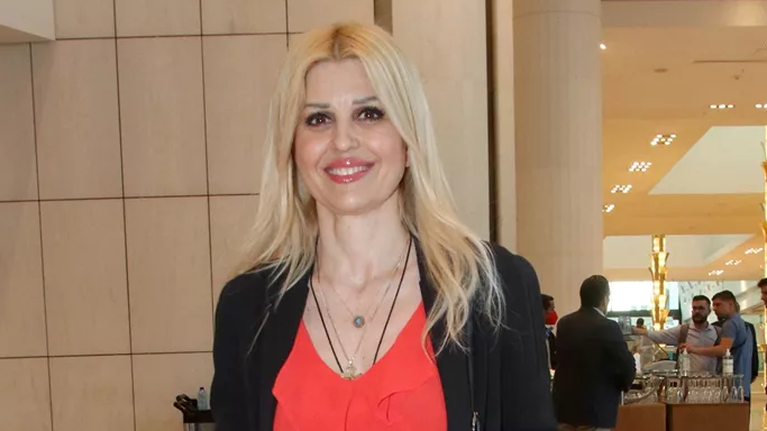 Έλενα Ράπτη: Σέξι και καλοκαιρινή με λευκό εφαρμοστό παντελόνι