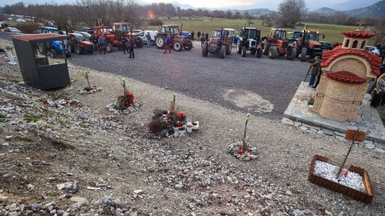 Τέμπη: Αγρότες με τα τρακτέρ τους από το μπλόκο  στο σημείο της τραγωδίας [εικόνες]