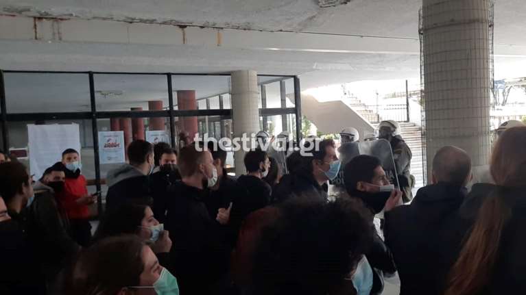 Επέμβαση της αστυνομίας στο ΑΠΘ για την κατάληψη στην πρυτανεία: Προσαγωγές και μια λιποθυμία