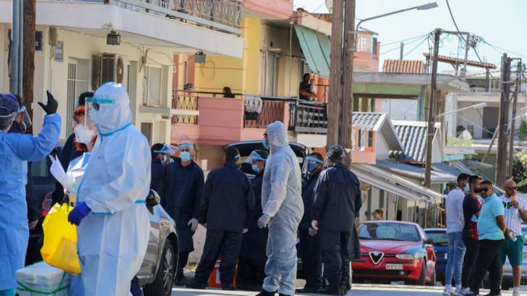 Τα νέα κρούσματα στον συνοικισμό στη Λάρισα, συμμετείχαν όλα σε κηδεία Ρομά που πέθανε από τον κορονοϊό