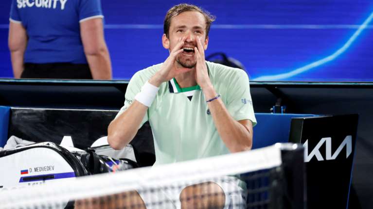 Έξαλλος ο Μεντβέντεφ με τον πατέρα του Τσιτσιπά που του δίνει συμβουλές- &quot;Είσαι ηλίθιος&quot; φώναξε στον διαιτητή [βίντεο]