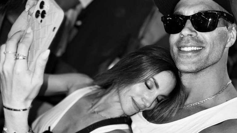 Η Αθηνά Οικονομάκου απαθανατίζει τον Μπρούνο Τσερέλα με μαγιό στη Γλυφάδα