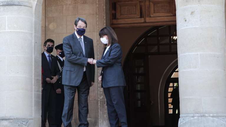 Ξανά στο στόχαστρο της Άγκυρας η Σακελλαροπούλου: &quot;Προκαλεί και κάνει αστεία προπαγάνδα&quot;, λέει ο Οκτάι