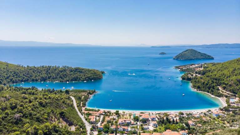 Αφιέρωμα στη ρομαντική Σκόπελο: Το νησί του &quot;Mamma mia!&quot;, οι παραλίες και το εξαιρετικό φαγητό