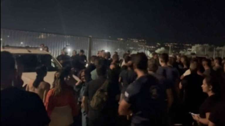 Ρέθυμνο: &quot;Δεν θα αφήσουμε το μίσος να γίνει συνήθεια&quot; - Αποδοκιμάζουν τους ακροδεξιούς που πετούσαν φωτοβολίδες σε μετανάστες