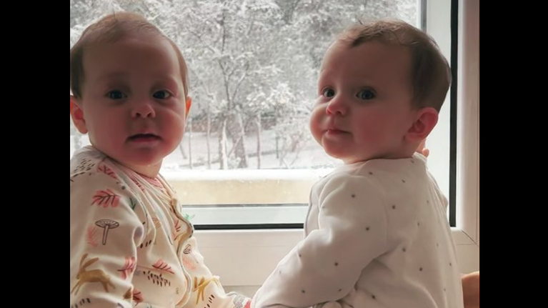 Αριάνα - Φιλίππα Τανιμανίδη: Οι επτά μηνών δίδυμες διαβάζουν βιβλία και προσπαθούν να μιλήσουν