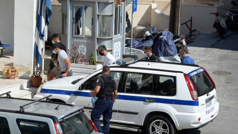 Οι πρώτες εικόνες από τη μεταφορά του Μαγκουάιρ στον εισαγγελέα