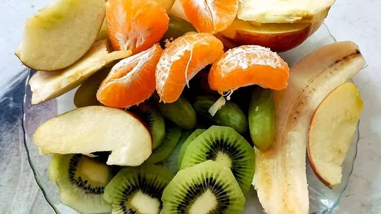 Δεν είναι μήλο, ούτε ακτινίδιο: Το καθημερινό φρούτο με τις περισσότερες φυτικές ίνες