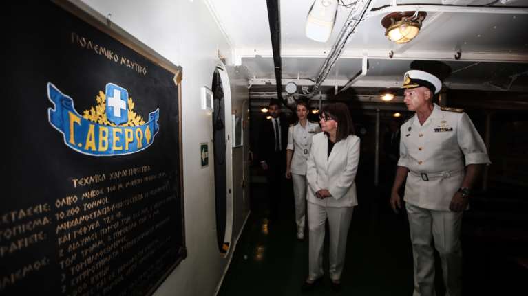 Στο ιστορικό "Αβέρωφ" η Κατερίνα Σακελλαροπούλου για την 47η επέτειο από το Κίνημα του Ναυτικού [Εικόνες]