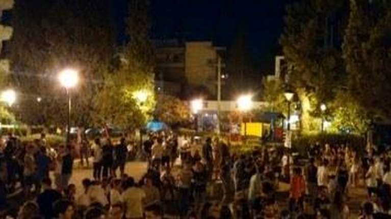 Σάλος με τα υπαίθρια κορονο-πάρτι έξω από μαγαζιά - Έξαλλοι οι επιστήμονες - Ερχονται πρόστιμα [εικόνες - βίντεο]