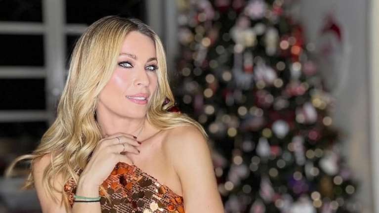 Μαριέττα Χρουσαλά: Ποζάρει με glam look στο στολισμένο σαλόνι του σπιτιού της και μάς θυμίζει πως τα Χριστούγεννα δεν αργούν