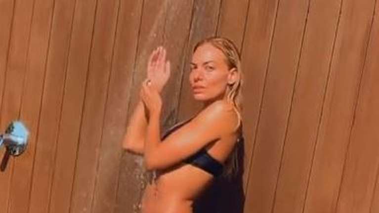 ΅Φωτιά&quot; η Ιωάννα Μαλέσκου: Με μαύρο μπικίνι κάνει ντους σε γνωστό ξενοδοχείο στην Κυπρο [Βίντεο]
