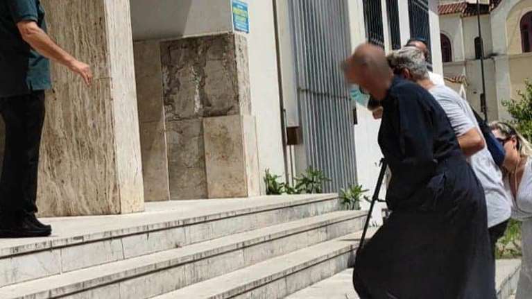 Η ώρα της κρίσης για τον σάτυρο ιερέα στο Αγρίνιο: Έπειθε ανήλικες ότι τους είχαν κάνει μάγια και τις βίαζε