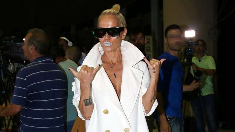 Νατάσα Καλογρίδη: Το promo από αστυνομικούς στο βιβλίο του Λάκη Λαζόπουλου