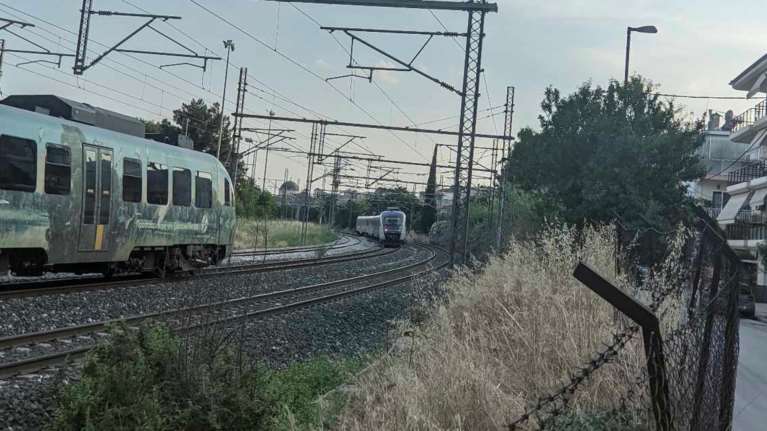 Τρένα: Διακοπή κυκλοφορίας στη Δεκέλεια - Δέντρα έπεσαν σε καλώδια ηλεκτροκίνησης